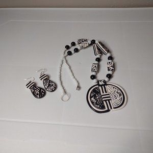 Black And White Plastic Necklace And Earrings Set
